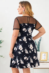Robe grande taille à empiècement en maille fleurie et à pois
